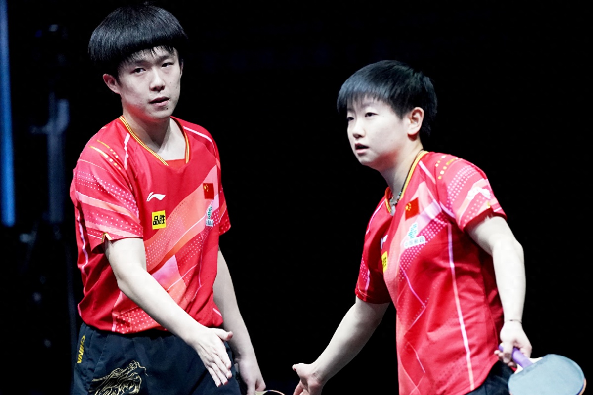 两队展现实力,球场上悬念此起彼伏 两队展现实力,球场上悬念此起彼伏