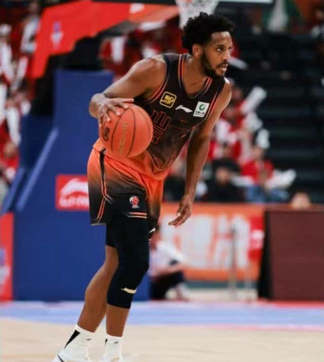 年轻球员崭露头角,CBA比赛沸腾全场