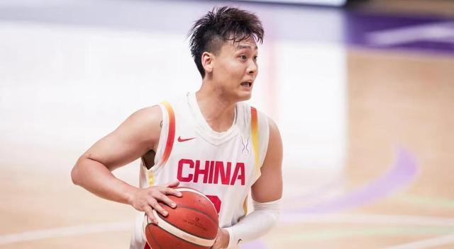 年轻球员崭露头角,CBA比赛沸腾全场 年轻球员崭露头角,CBA比赛沸腾全场