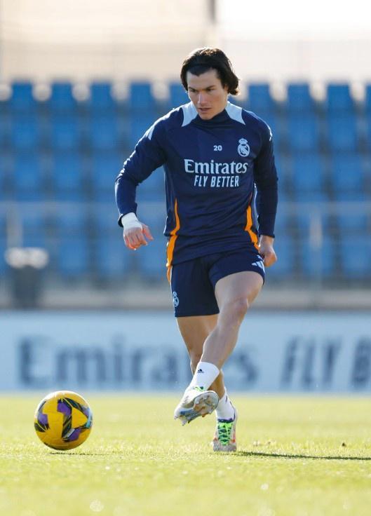 包含皇家马德里宣布签下新秀,球队实力再添一匹黑马的词条