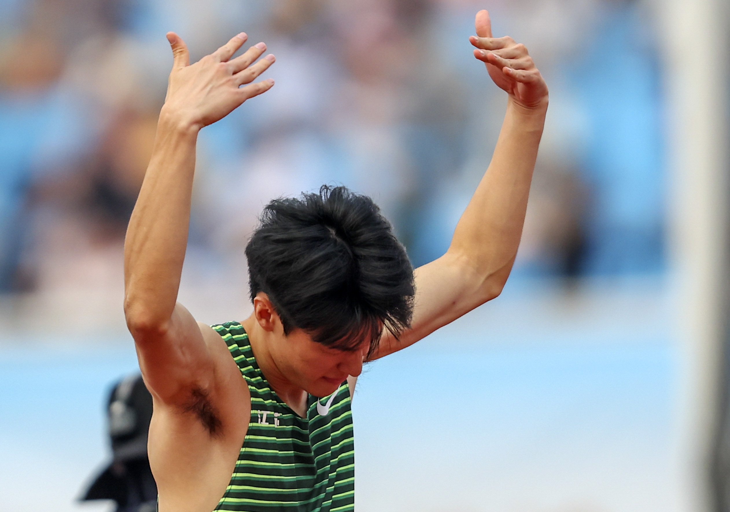 田径运动员充满激情获得金牌