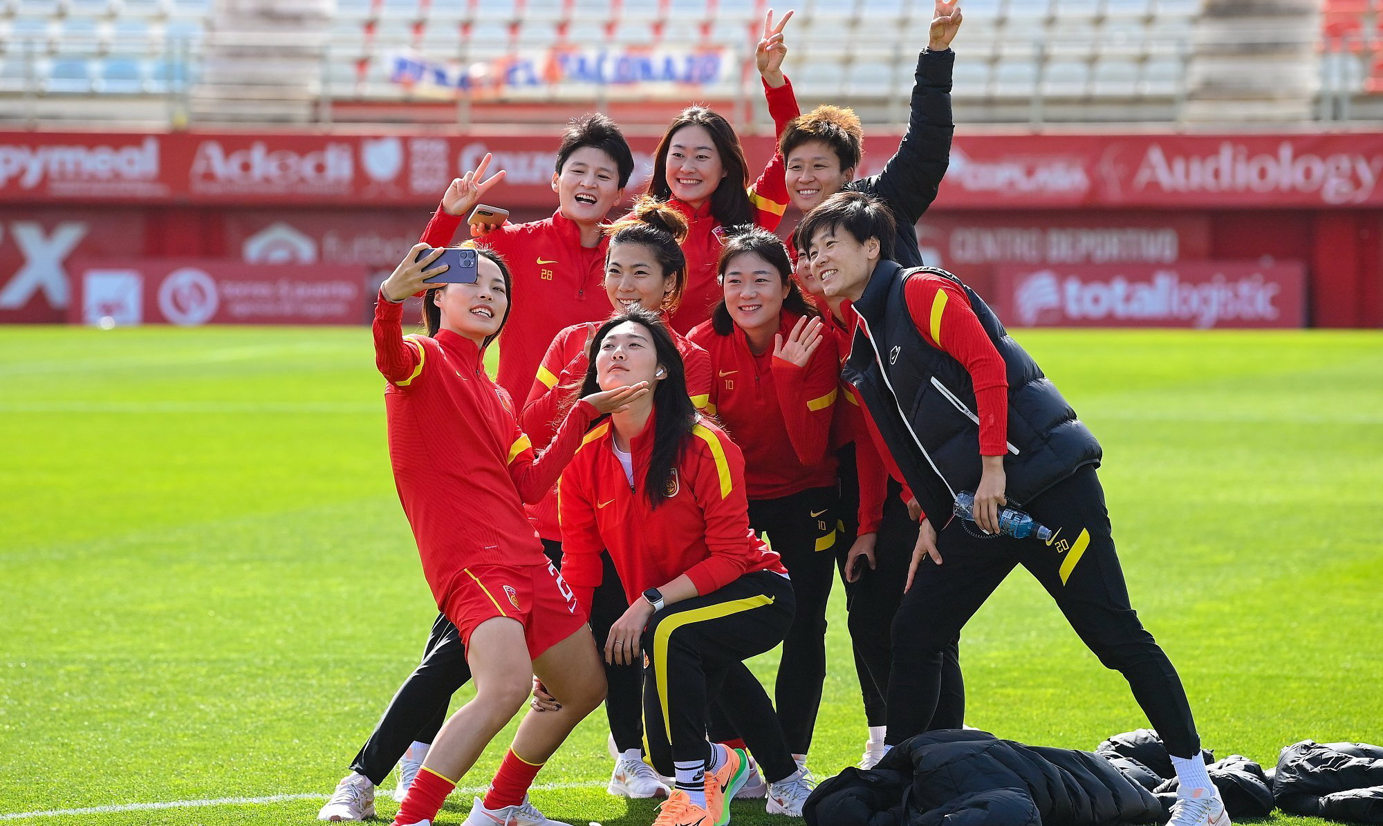 世界各国足球好手齐聚比赛，中国女足备战